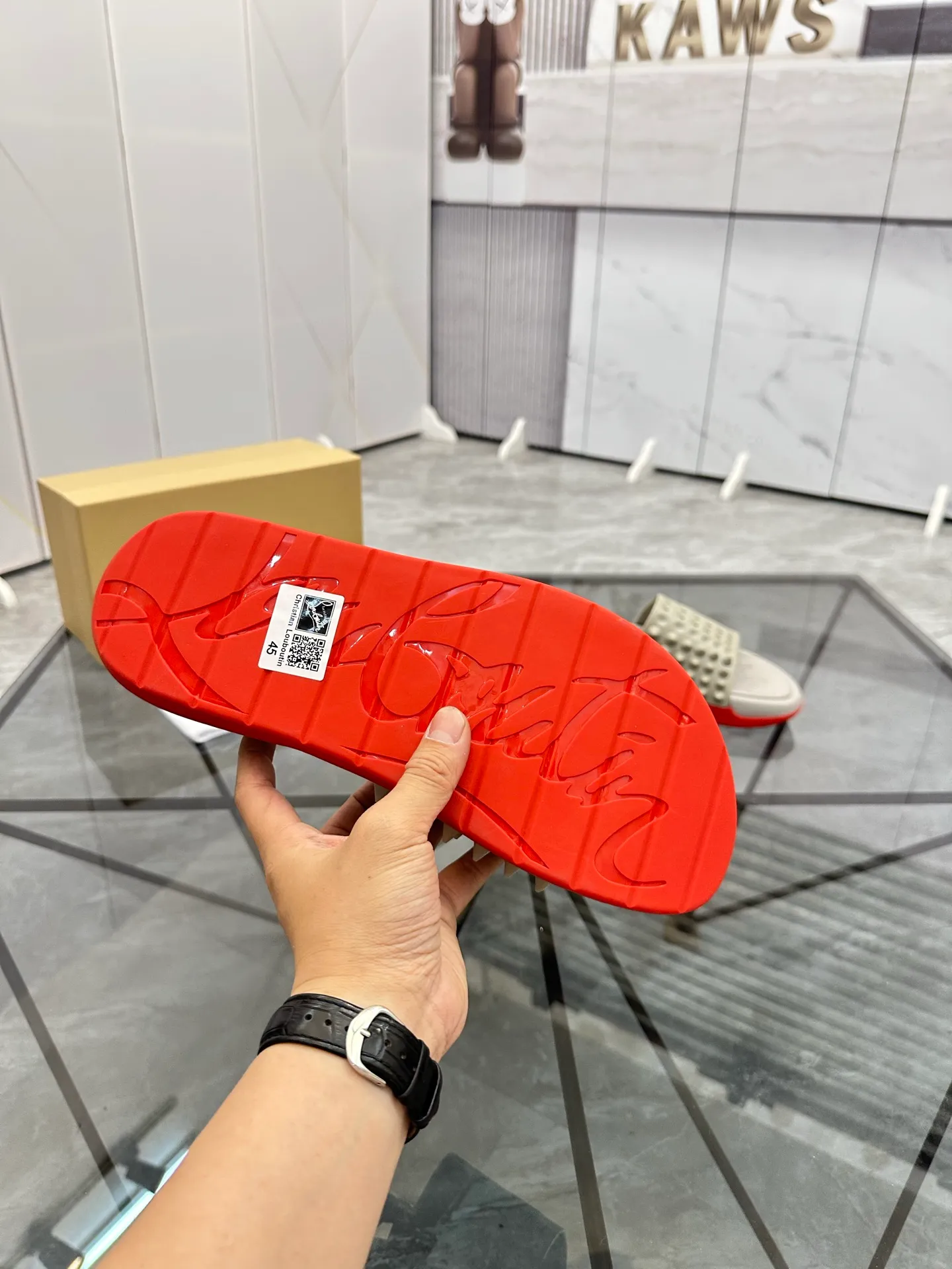 Men's shoes: 💰P300¥ Product trademark: CL red-soled shoes* "CL*" slippers Regular size: 38-44 (men's 45.46 can be customized) Product materials: imported cowhide upper, professional 5D craftsmanship, high-end rivets, sheepskin lining, original outsole. Number: 789